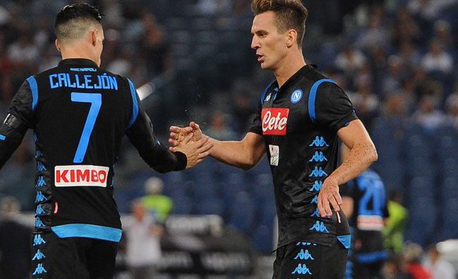 VIDEO - Pallonata di Mario Rui a Milik che finge di farsi male: Napoli tra palleggi e risate!