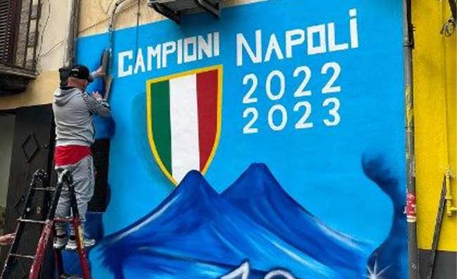 Alla Sanit� mega scudetto dipinto a terra, i turisti accerchiano la piazza (FOTO)