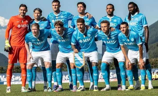Napoli sconfitto dall'Arezzo, ma i tifosi sono uniti: i commenti