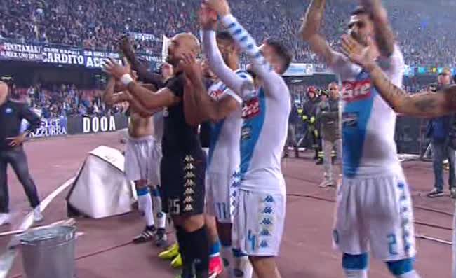 Da Napoli � tutto, linea allo studio, spettacolare striscione della Curva B a fine partita