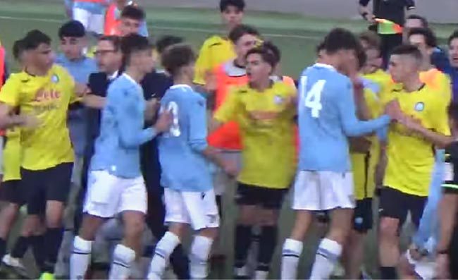 Rissa Napoli-Lazio Under 16, colpito il portiere azzurro Di Marzo: ha un occhio nero
