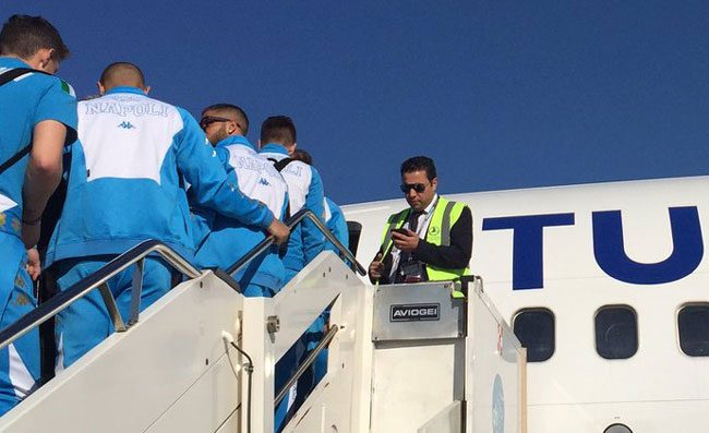 Napoli, guai in volo: aereo azzurri atterra d’emergenza, che spavento!