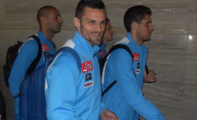 Il treno degli azzurri raggiunge la Stazione Centrale. Cori, fumogeni e bandiere!