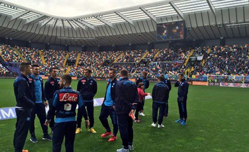 Azzurri in campo per il riscaldamento. I tifosi del Nizza si scatenano: Napoli, Napoli vaffan...!