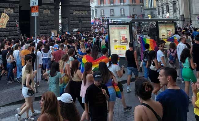 Napoli Pride, striscione show: Contro natura � solo Sarri alla Juve (FOTO)