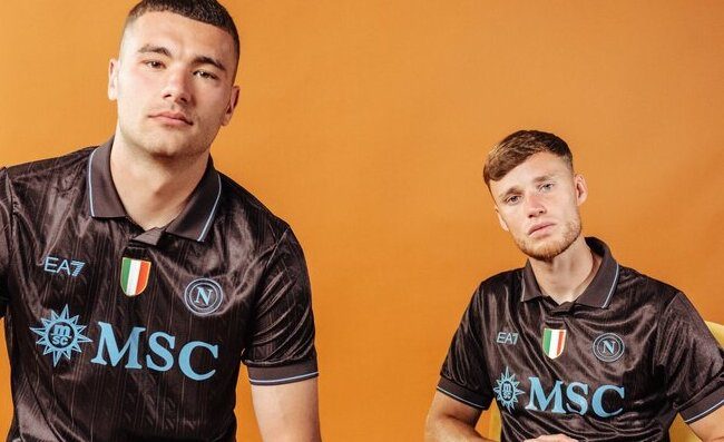 Il Napoli corre ai ripari, cambia la scritta errata autenthic sulla maglia Cafè