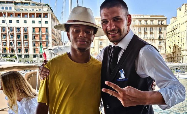 Neres in stile Sampei. Il brasiliano al suo ristorante preferito a Borgo Marinari