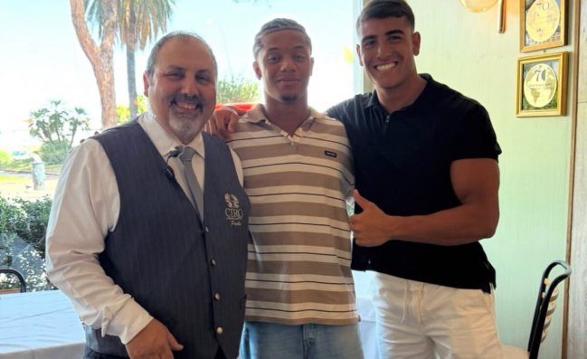 Nuovo look per Neres, il brasiliano a Mergellina dopo le visite col Napoli