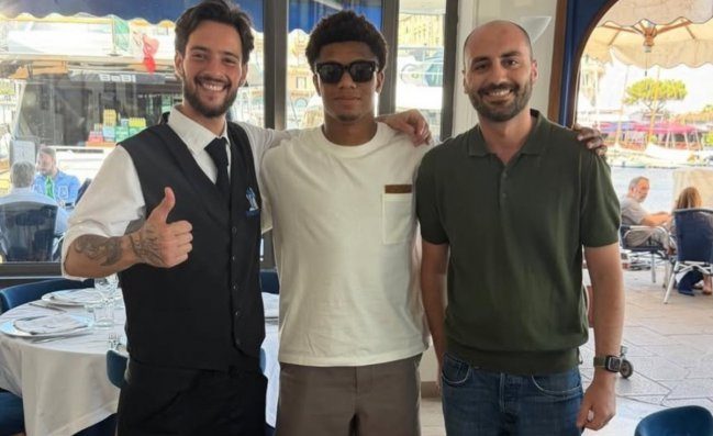 Neres a Napoli: il brasiliano ha smaltito l'infortunio e si gode un pranzo relax