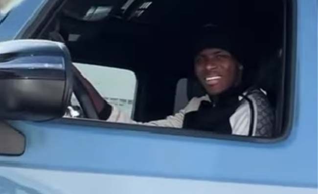 Scusi signora, ma chi è?. Osimhen a Posillipo, il traffico si blocca (VIDEO)