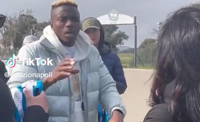 Osimhen accerchiato dai tifosi, esce dall'auto e sorprende tutti: Asp�, fate cos�