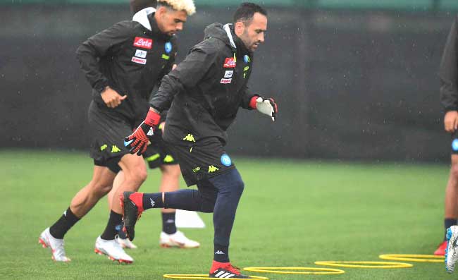 Napoli, allenamento mattutino: buona notizia su Ospina (FOTO)