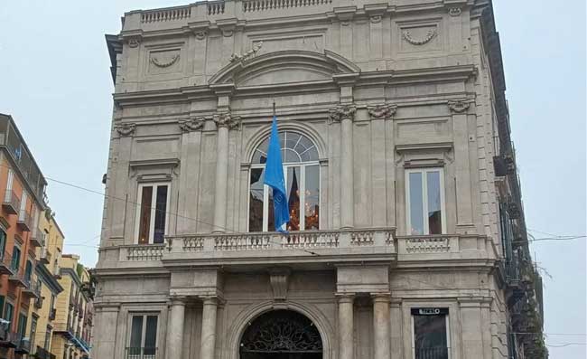 Napoli si risveglia con un gesto dal grande valore simbolico. Addio Garibaldi