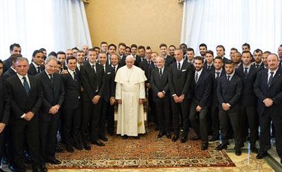 Papa, benedizione Urbi et orbi in una San Pietro deserta: l'immagine è impressionante