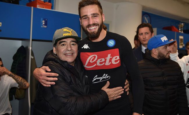 Pavoletti sorride con Maradona, selfie con Callejon! La numero 10 � tornata al suo padrone