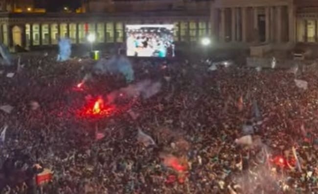 Champions, l'Inter perde la finale di col PSG: durante il concerto Kiss Kiss a Napoli esplode la festa
