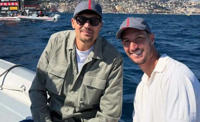 Politano si gode l'America's Cup. Il giocatore del Napoli in mare a bordo di un gommone