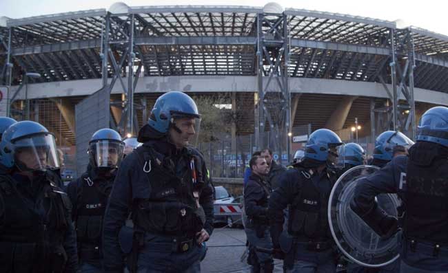 Violenza ultras Napoli-Sporting, cittadini inorriditi: Vergogna, questo non è calcio. Fermate tutto