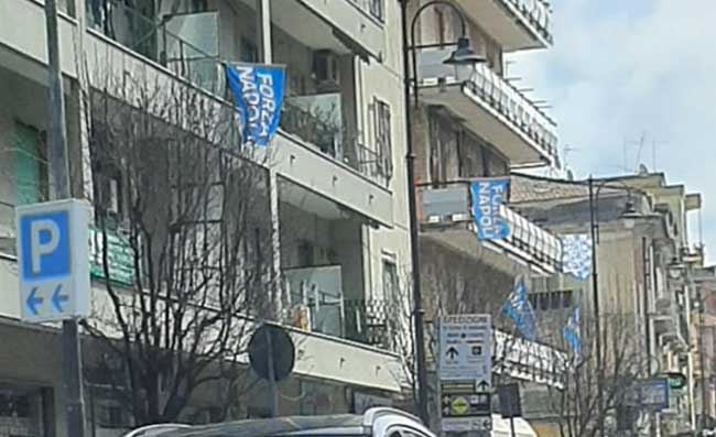 Salerno, il consigliere propone: Mettiamo sui balconi bandiere di Napoli e Salernitana