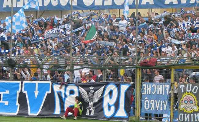 Striscione a Portici: La vostra presenza sar� sempre indesiderata