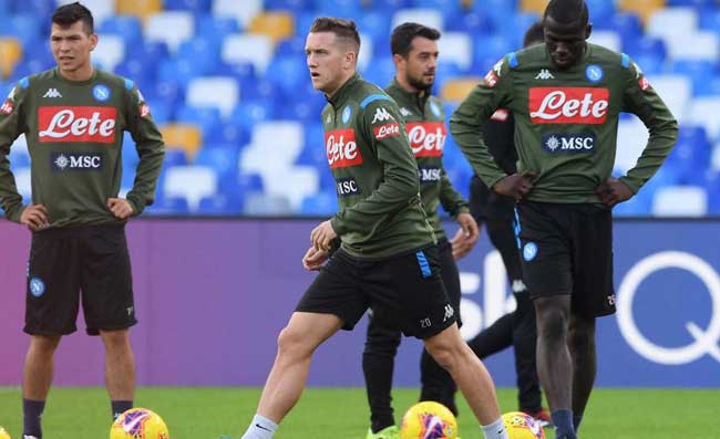 Allenamento al San Paolo, tifosi furiosi coi giocatori! Urla e fischi. Febbre per Manolas. Ultime su Allan