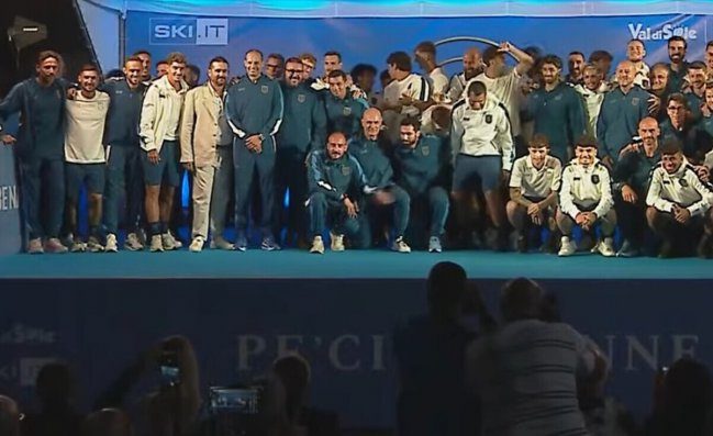 Napoli, presentata squadra a Dimaro. Allegri: Ritiro meraviglioso, grazie ai tifosi. Si alza un coro anti-juventino