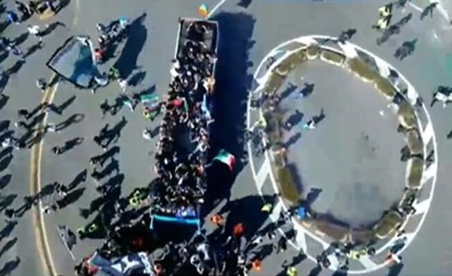 Maradona c'è sempre, incredibile immagine dall'alto: il bus del Napoli forma un 10