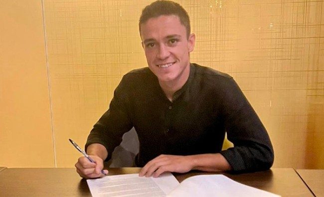 Raspadori � del Napoli: l'immagine della firma. De Laurentiis: Benvenuto Giacomo!