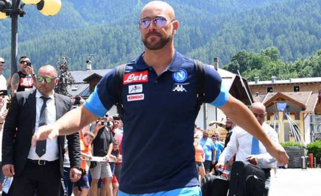 L'allenamento finisce, gara di punizioni tra Reina e Mertens: il risultato è sorprendente!
