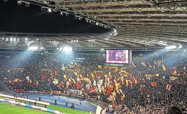 Aspettando che..., terrificante striscione dei romanisti contro i napoletani (FOTO)