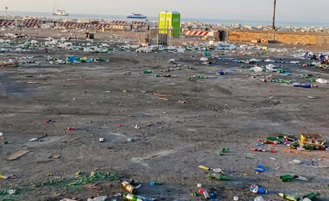 Rotonda Diaz invasa di rifiuti dopo la festa, scatta subito l'indignazione social