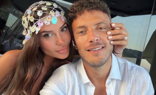 Rrahamni si sposa, proposta da sogno in barca a Drita. La fidanzata si commuove