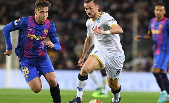 Fabian-Gavi, scambio di messaggi: Abbiamo la testa dura.... Napoli: i calciatori consolano Ferran Torres