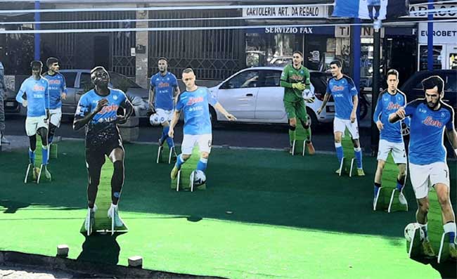 Le sagome dei giocatori del Napoli anche al Rione Traiano. Squadra in campo