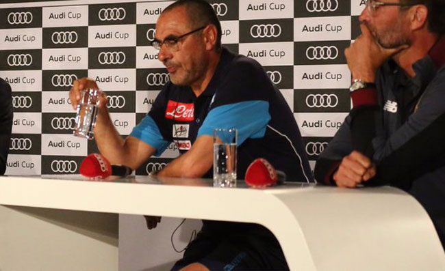 Sarri: Mi sento un intruso, complicato fare risultato. Simeone: Napoli super!