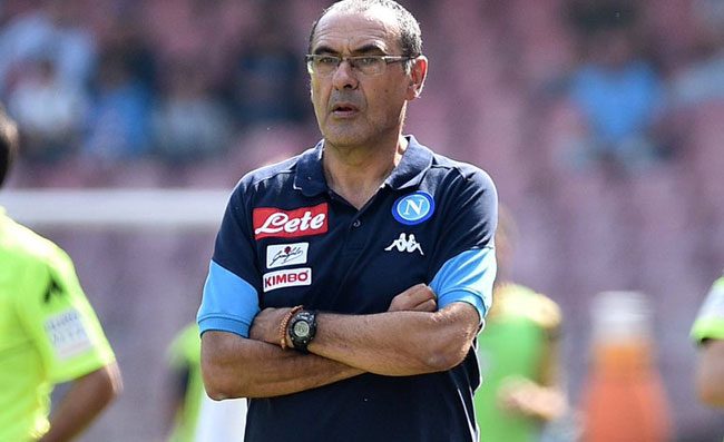 Sarri alla Juventus, rimossa la targa celebrativa a Bagnoli. Spunta striscione alla Sanit