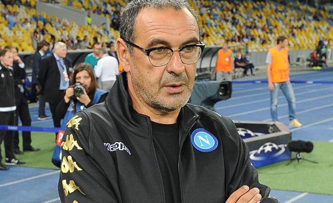 Sarri arriva con il trolley allo stadio del Metalist. Battuta di Ferrara: Vi spiego il motivo!