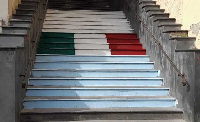 Verniciata scalinata di piazza Carolina. Borrelli denuncia: Girano voci terribili