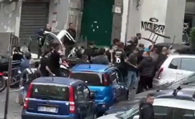 Scontri tra ultras di Napoli e Sporting: tensione nel centro della città (VIDEO)