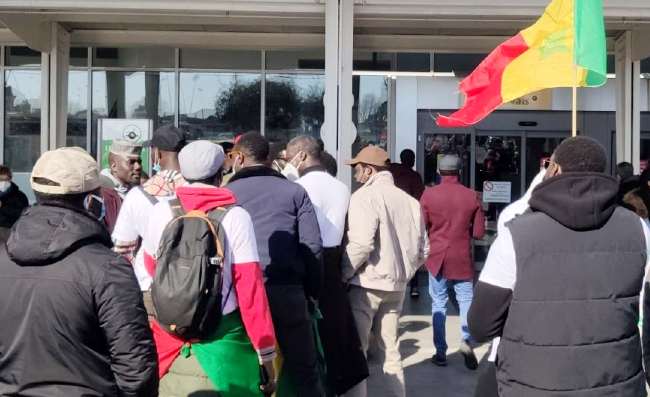Koulibaly � atterrato a Capodichino: tanti senegalesi ad accoglierlo con balli e bandiere (VIDEO)