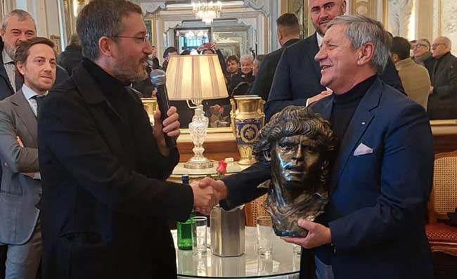 Sepe dona il volto di Maradona al Gambrinus. Un momento davvero toccante