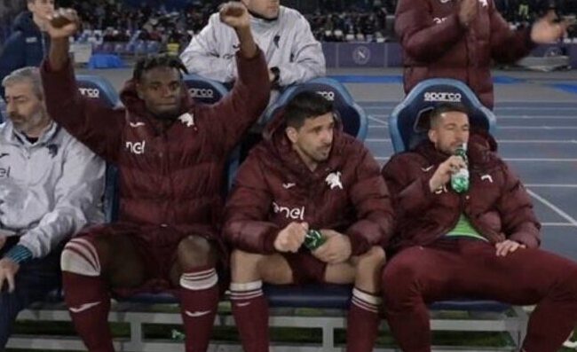 Il Torino segna contro il Napoli, Zapata gioisce in panchina. Simeone sembra dispiaciuto