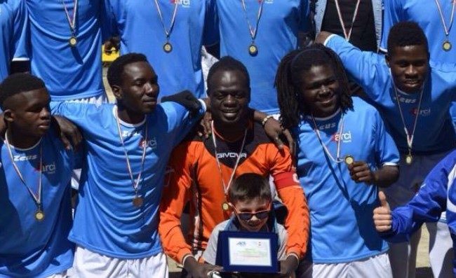 Muore un tifoso dell'Afro Napoli, tragedia allo stadio di Procida: Ciao Guido