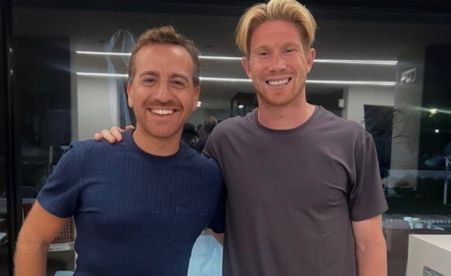 De Bruyne sorridente e in forma. C'&egrave; anche Sacha Sorrentino dietro la sua rinascita