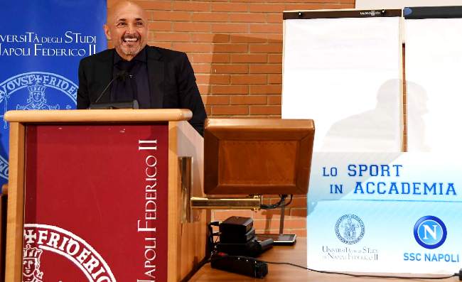 Spalletti d� spettacolo all'Universit�: formazione del Napoli sulla lavagna e targa speciale