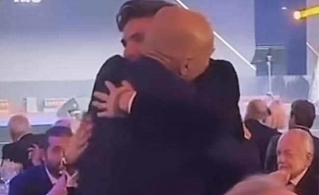 Spalletti-Kvara, abbraccio stupendo. De Laurentiis li osserva (VIDEO)