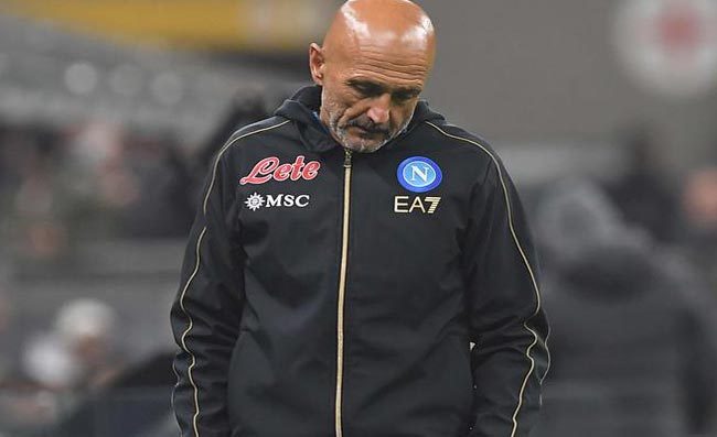 Napoli, clamoroso striscione contro Spalletti: La Panda te la restituiamo... bast' ca te ne vaje