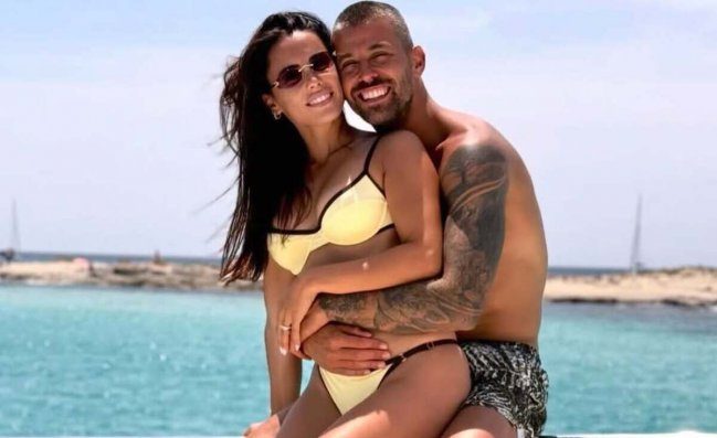 Spinazzola festeggia il rinnovo con il Napoli a Ibiza. Sole e relax con la moglie