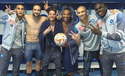 Napoli travolgente! Lo spogliatoio azzurro � sereno e compatto. Si lotta su quattro fronti