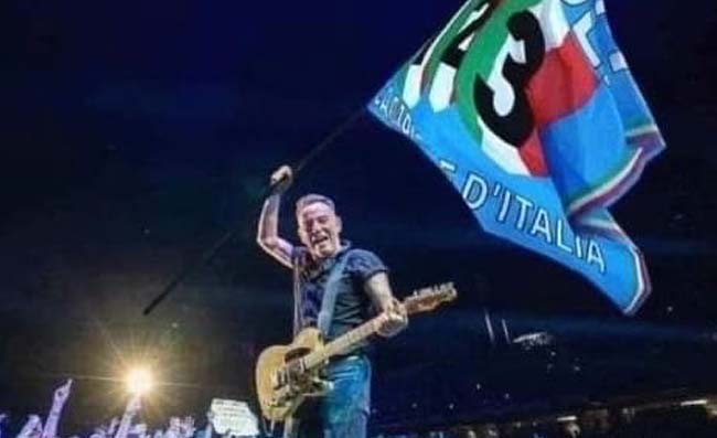 Bruce Springsteen con la bandiera del Napoli  un fake. Ma sapete di dov'era il nonno?